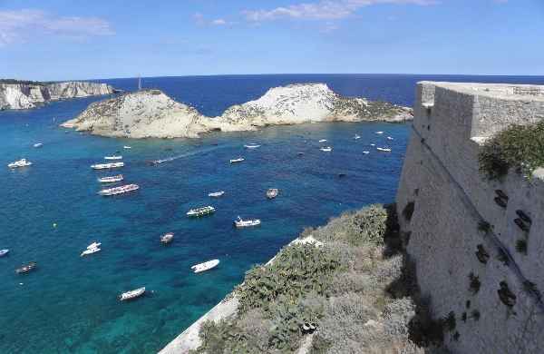 Porzione di isole Tremiti con barche