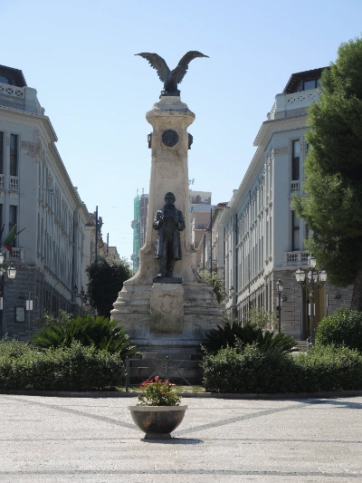 Monumento a Gabriele Rossetti in centro a Vasto