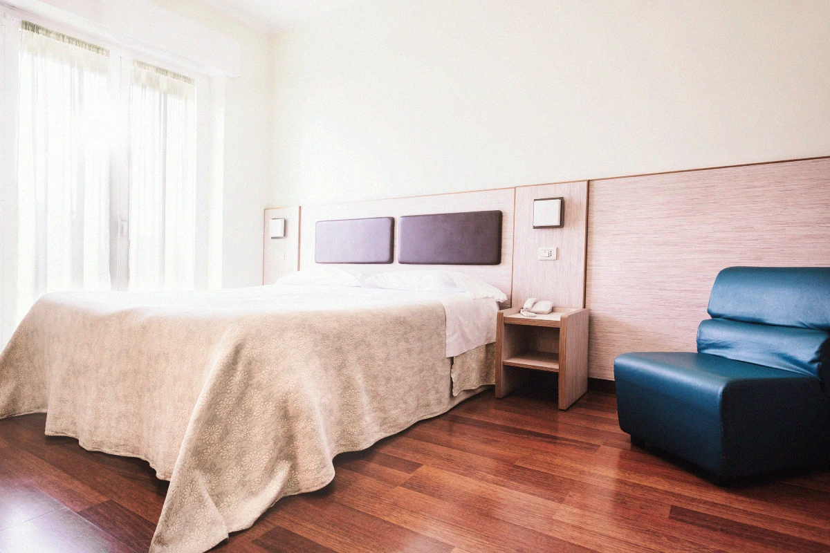 Camera da letto con divano e finestra illuminata