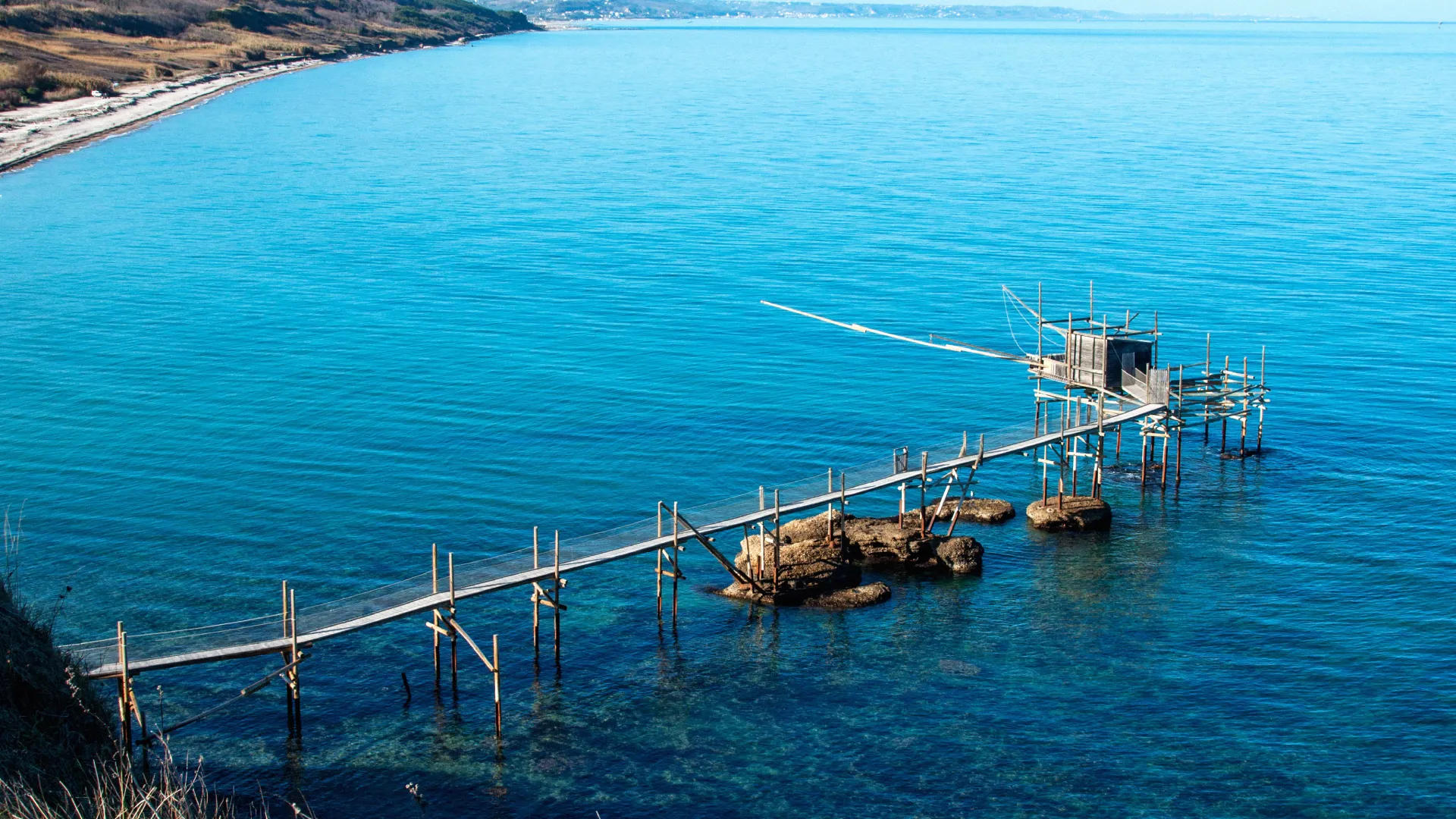 Foto che ritrae il lungomare di Vasto con un Trabocco