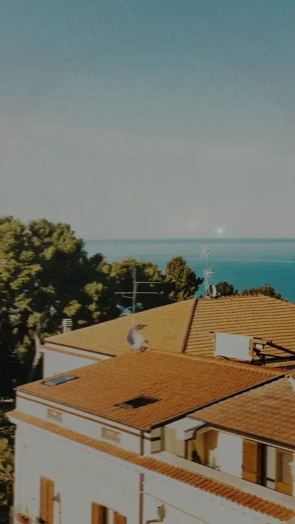 Scorcio di vista sul mare di Vasto con tetti e vegetazione come alberi