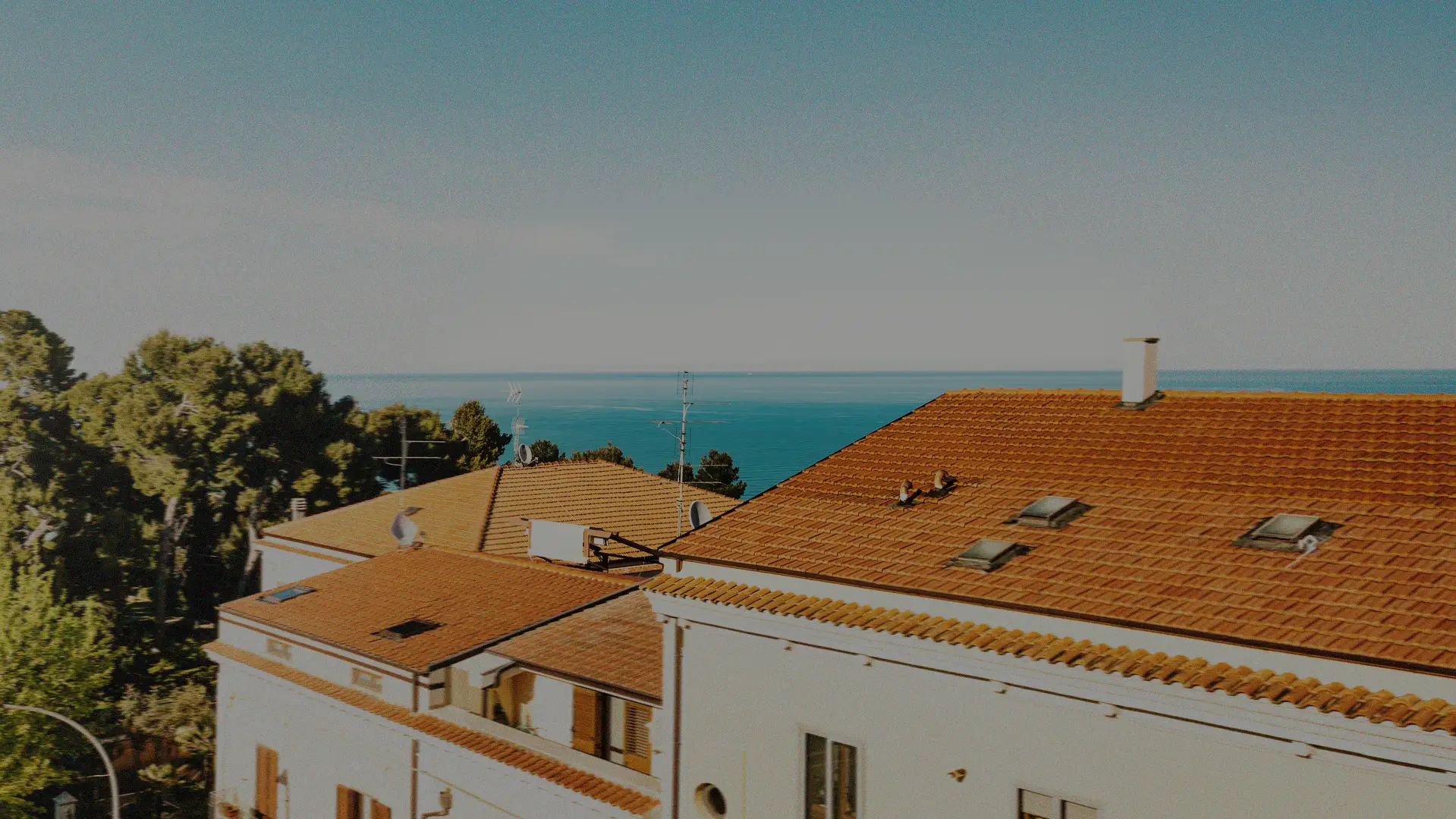 Foto del mare di vasto e tetti di case che affacciano sul golfo