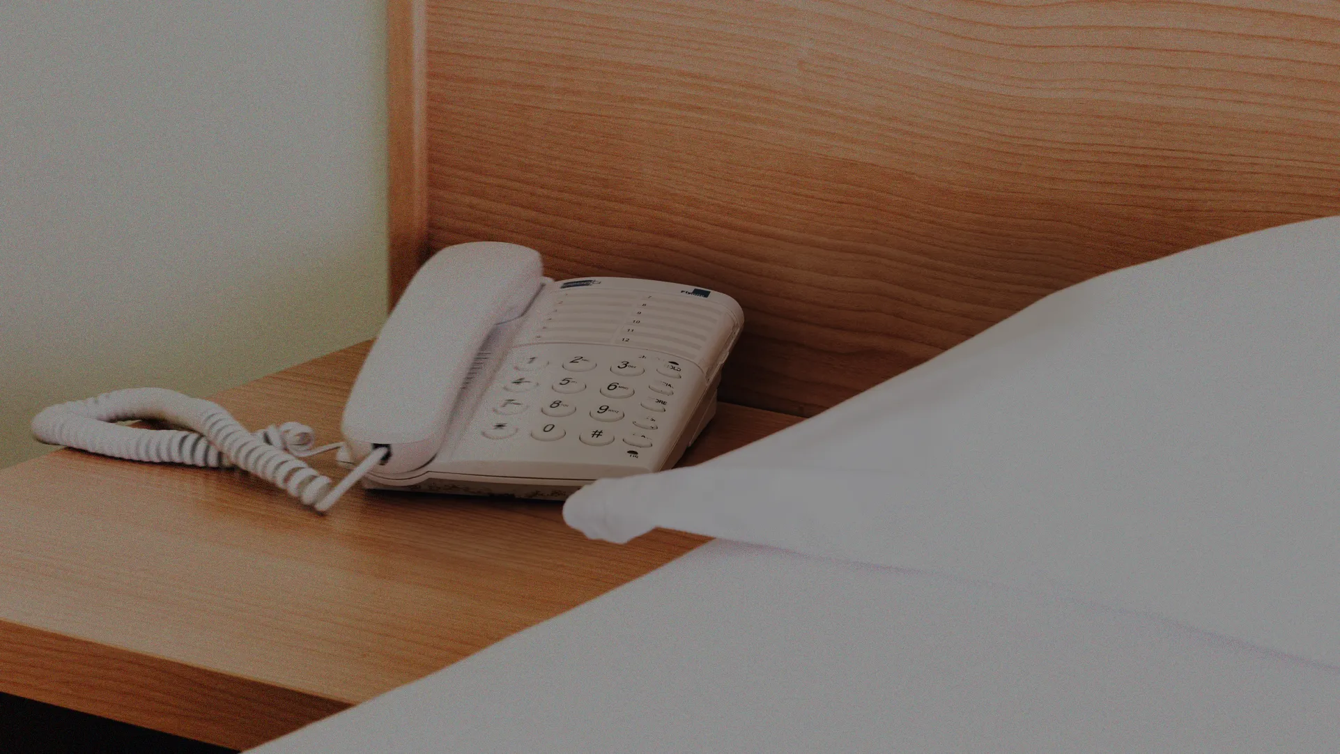 Telefono da camera con porzione di letto