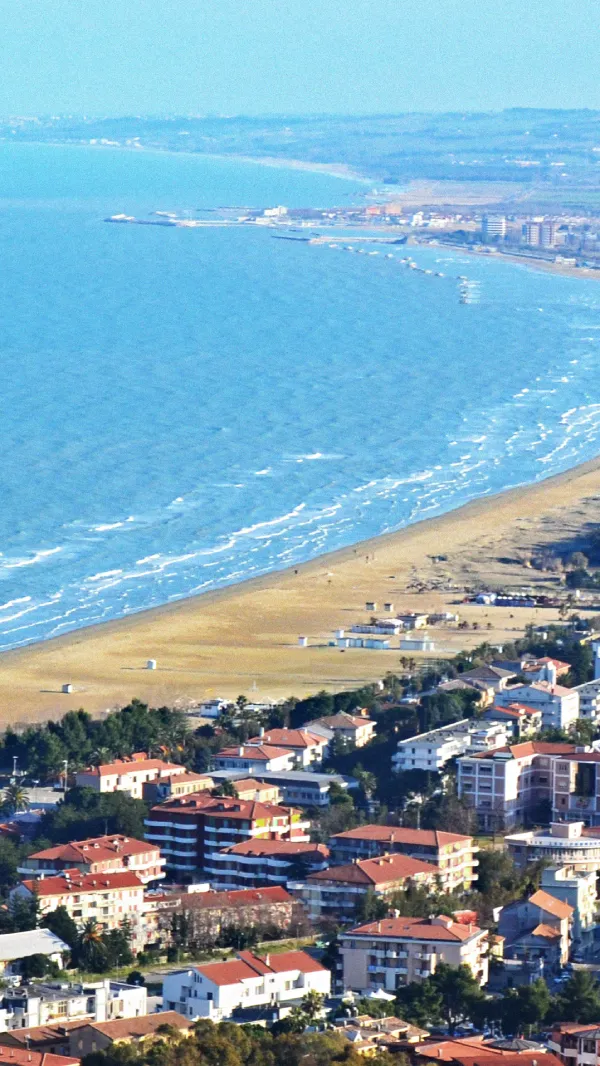 Immagine che ritrae dall'alto case e il mare di Vasto