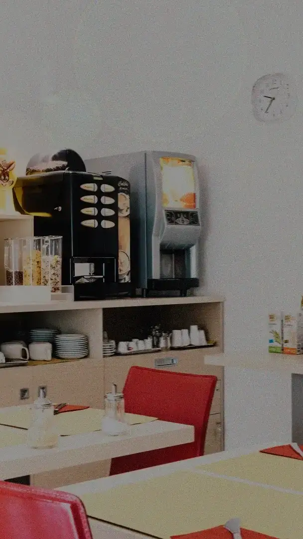 Strumenti da buffet come caffè, posate, tavoli e sedie per la colazione