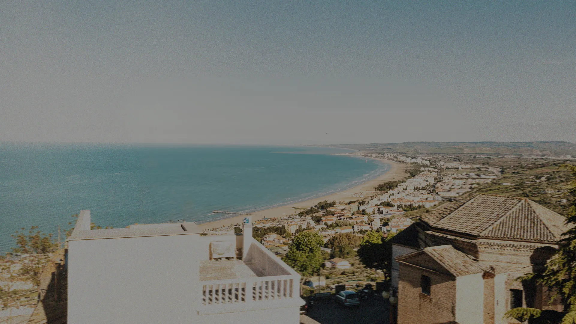 Una vedura dall'alto dalla quale si ammira il golfo di Vasto