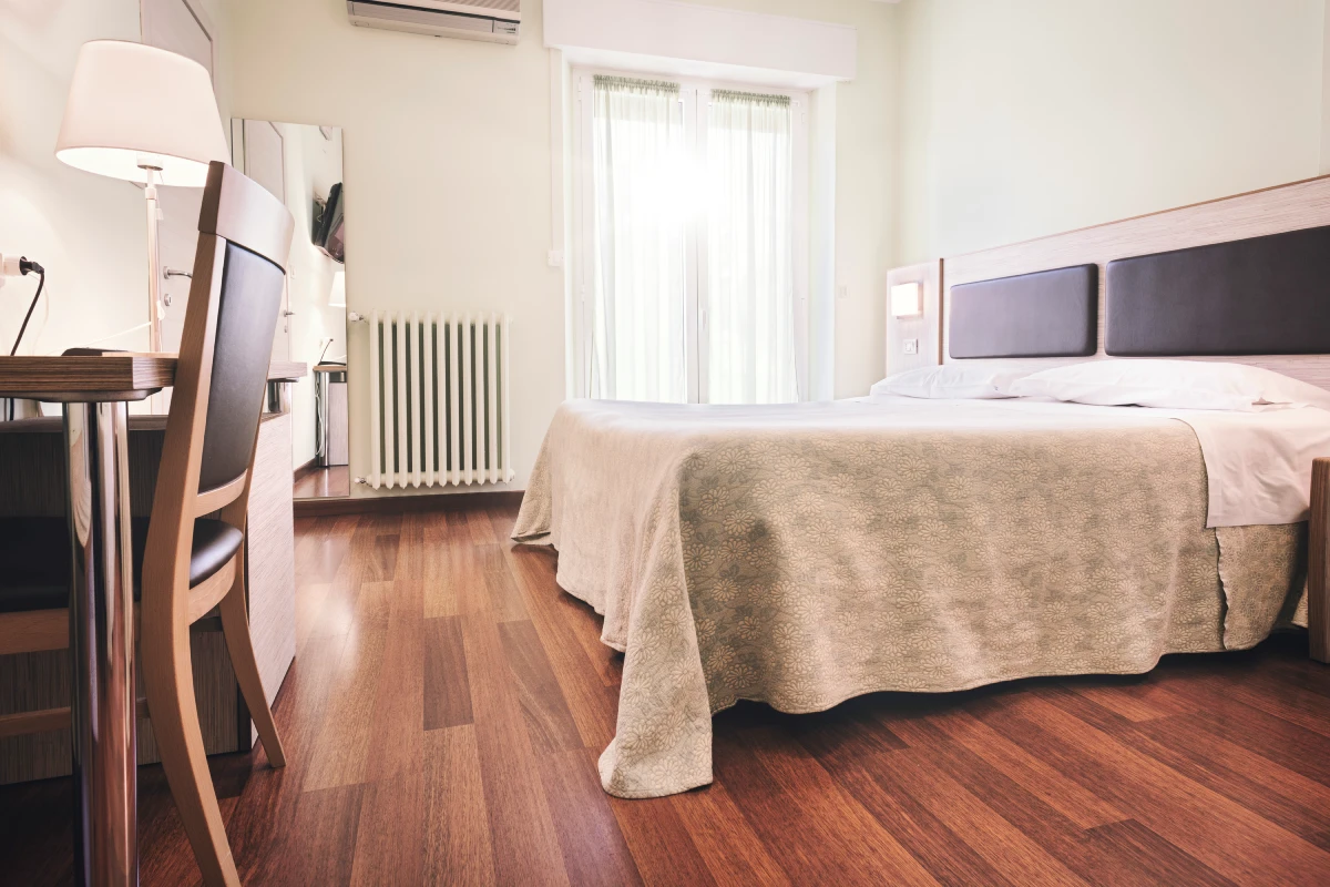 Camera illuminata con letto, scrivania e accessori