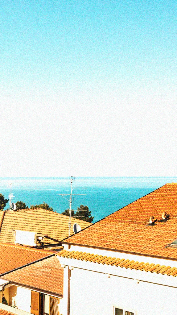 Scorcio sul mare di vasto tra tetti e tegole