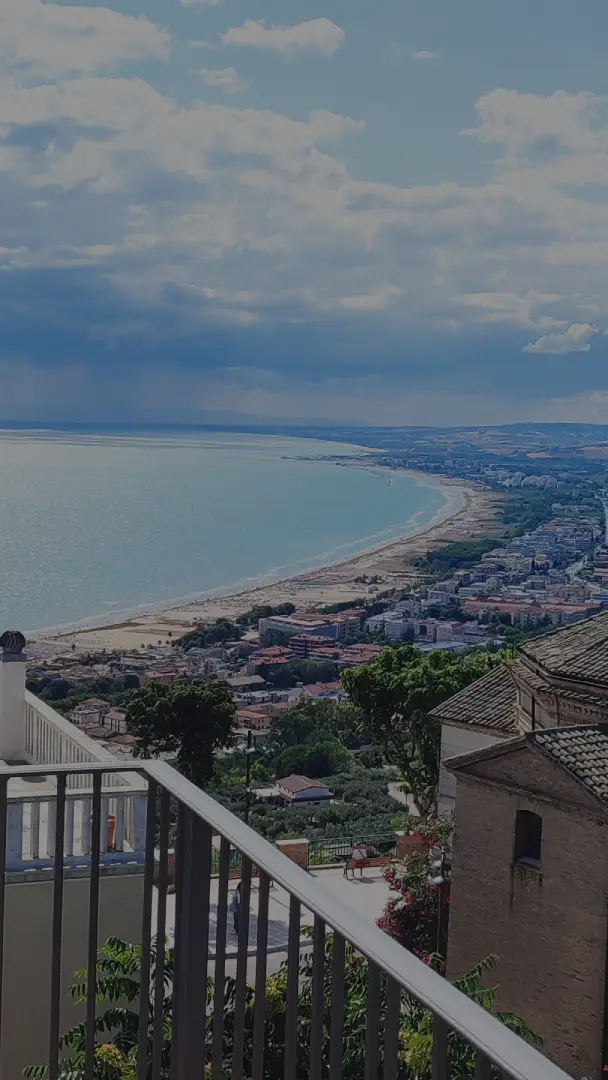 Porzione di vista da balcone dell'hoteldei7 sul golfo di vasto