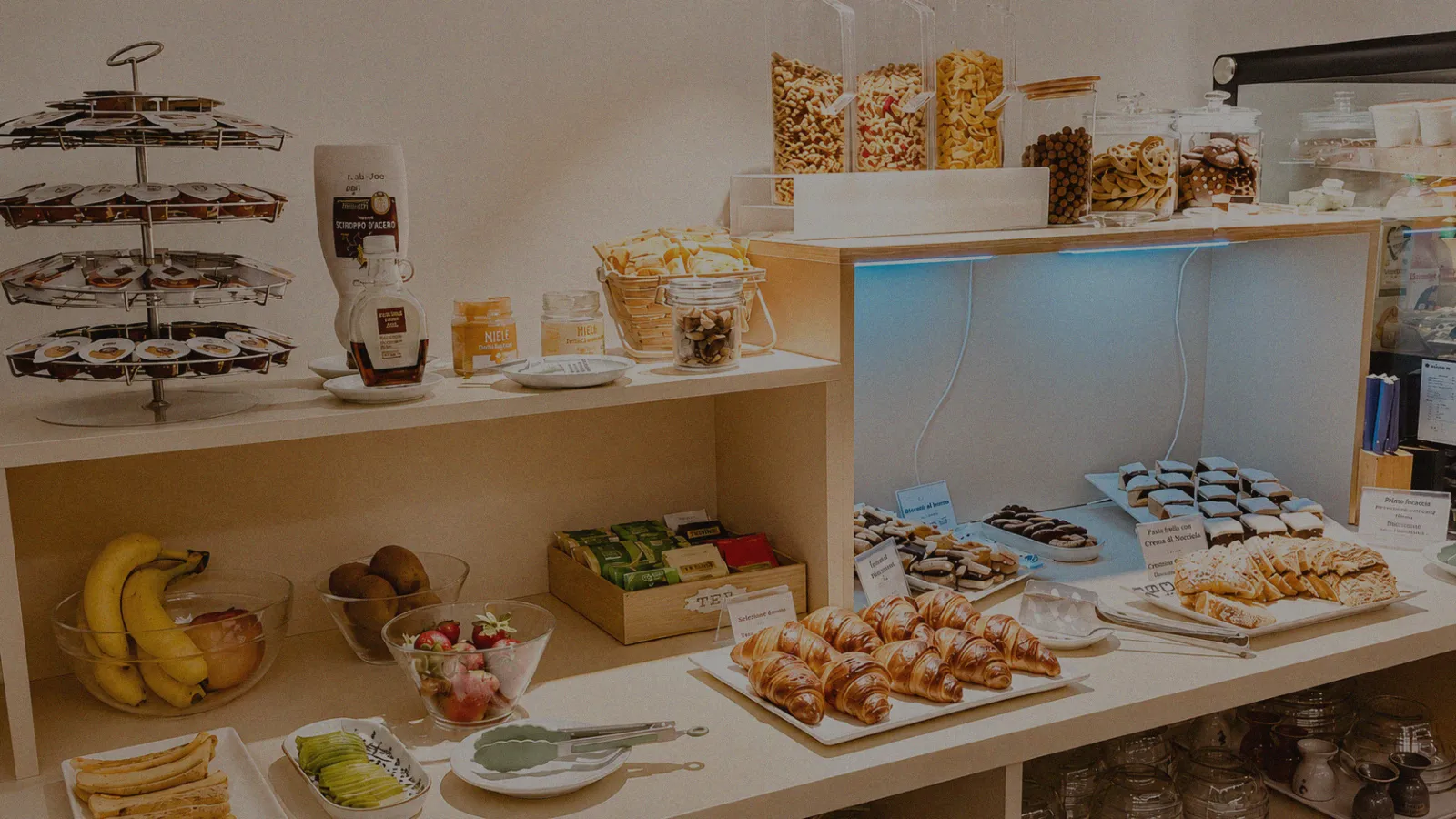 buffet da colazione con cibo tipico come cornetti, frutta, marmellate,cereali